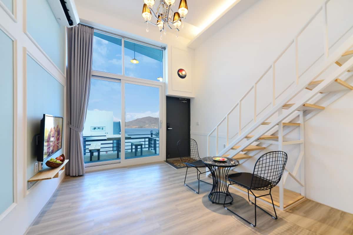 Værelse (E102 (Ocean View)) | Opholdsområde | Tv