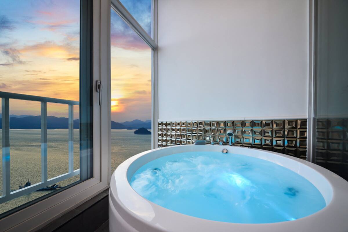 Jetted tub
