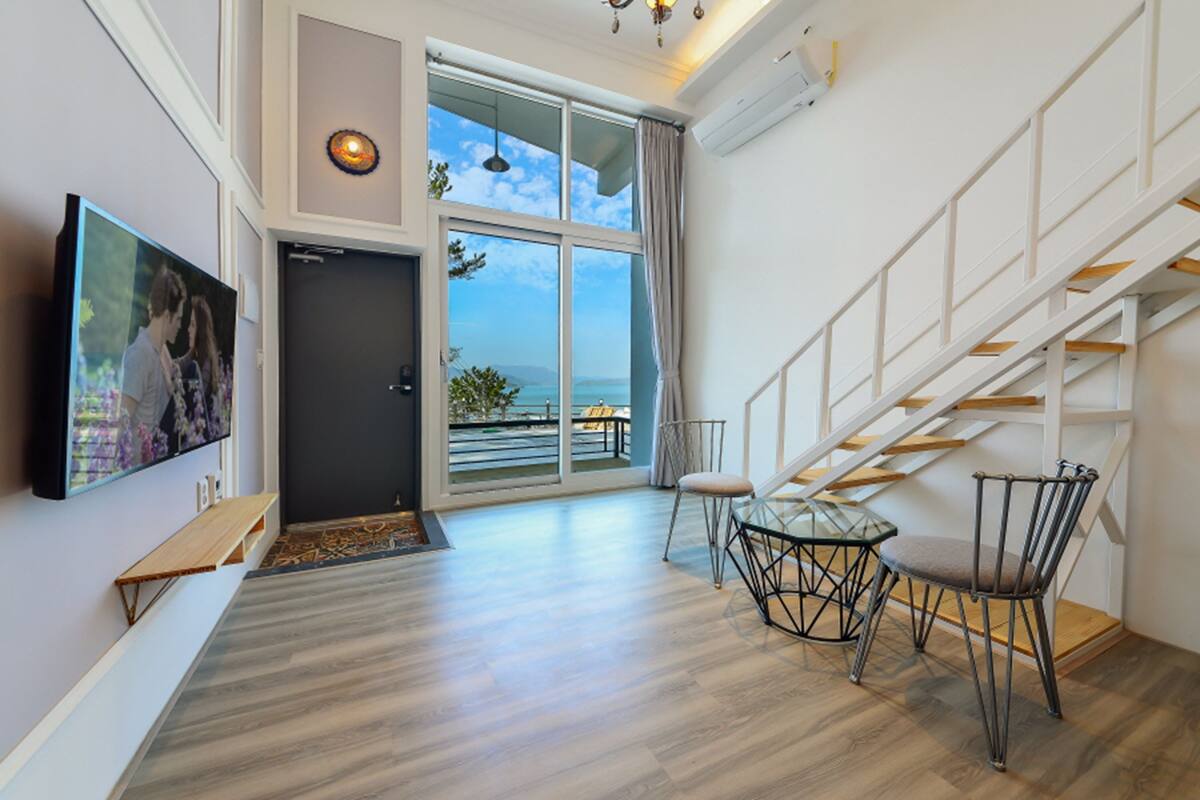 Room (D103 (Ocean View)) | Living area | TV