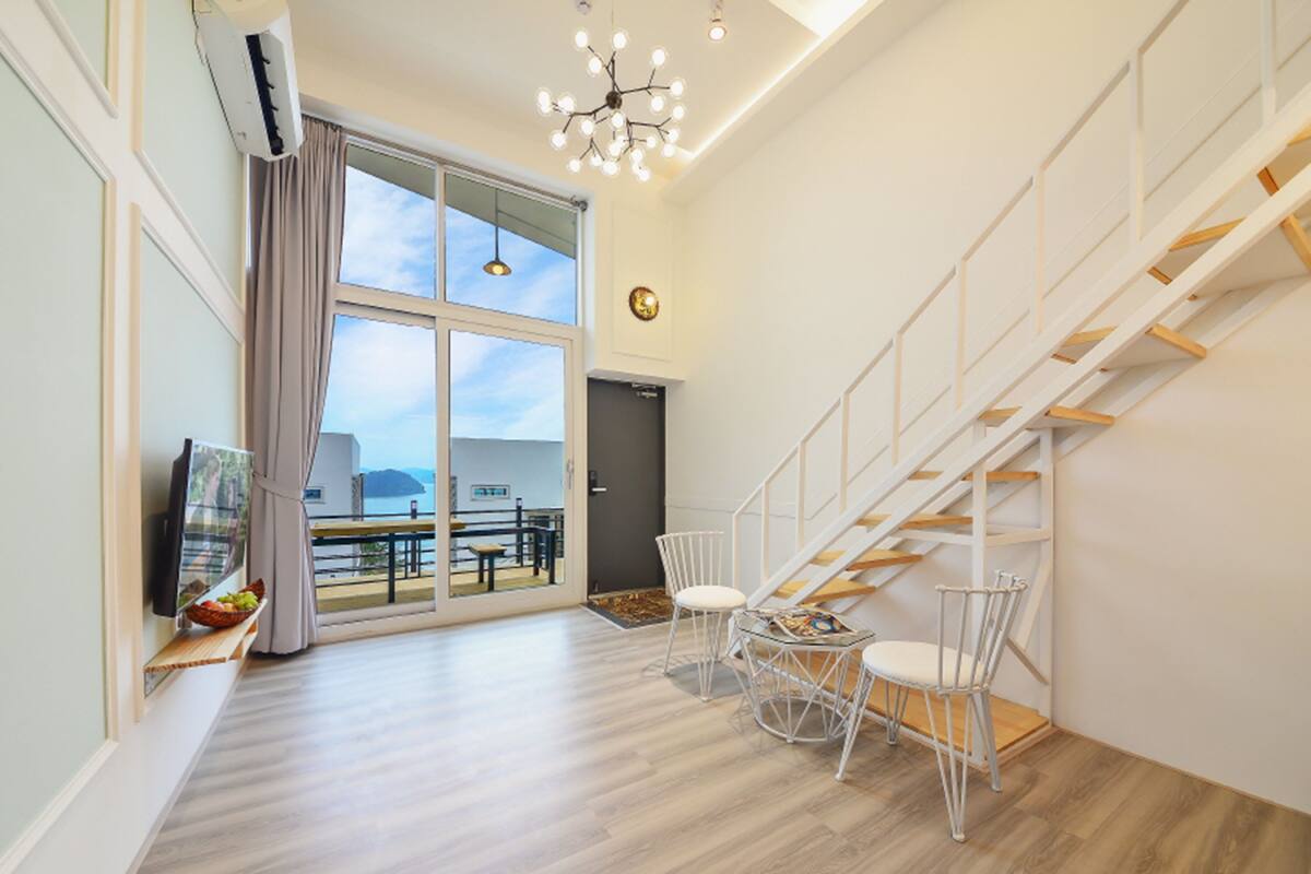 Room (F102 (Ocean View)) | Living area | TV