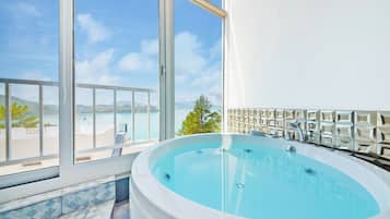 Room (E203 (Spa, Ocean View)) | Jetted bathtub