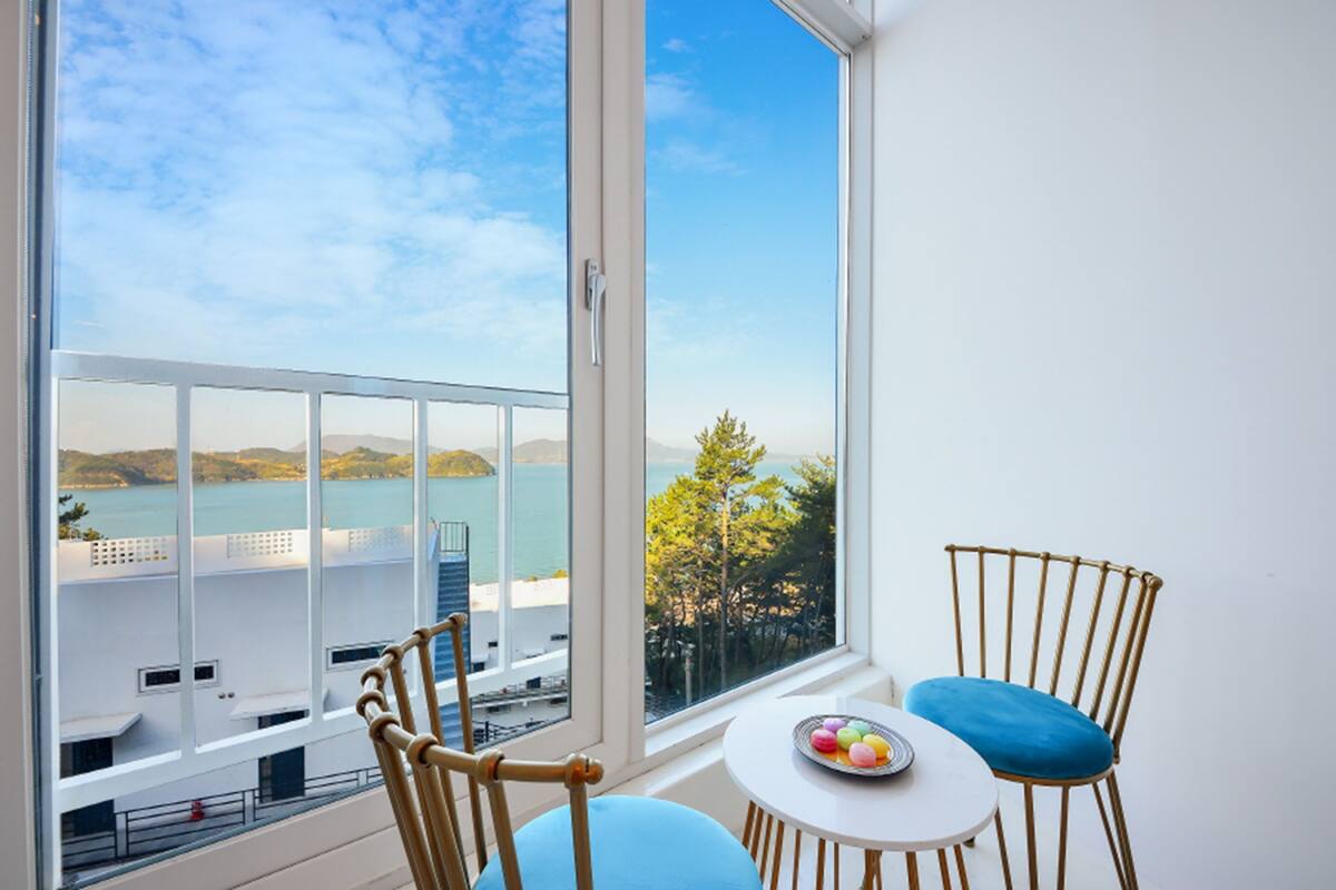 Room (E202 (Ocean View)) | Living area | TV