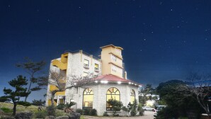 Façade de l’hébergement - soirée/nuit