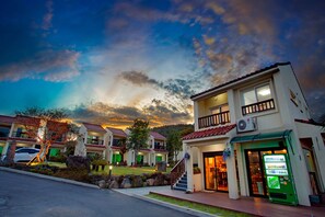 숙박 시설 정면 - 저녁/밤