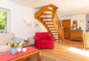 TV, fireplace, DVD player, stereo - Thached roof house in Nebel on the island Amrum - located in the beautiful woods (Nebel)