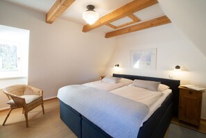 2 bedrooms, iron/ironing board, travel crib, free WiFi - Thached roof house in Nebel on the island Amrum - located in the beautiful woods (Nebel)