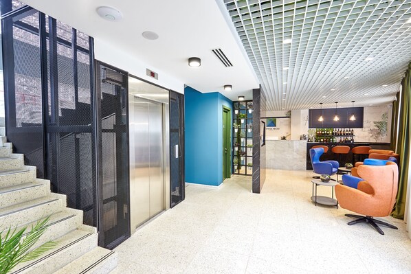 Coin salon dans le hall