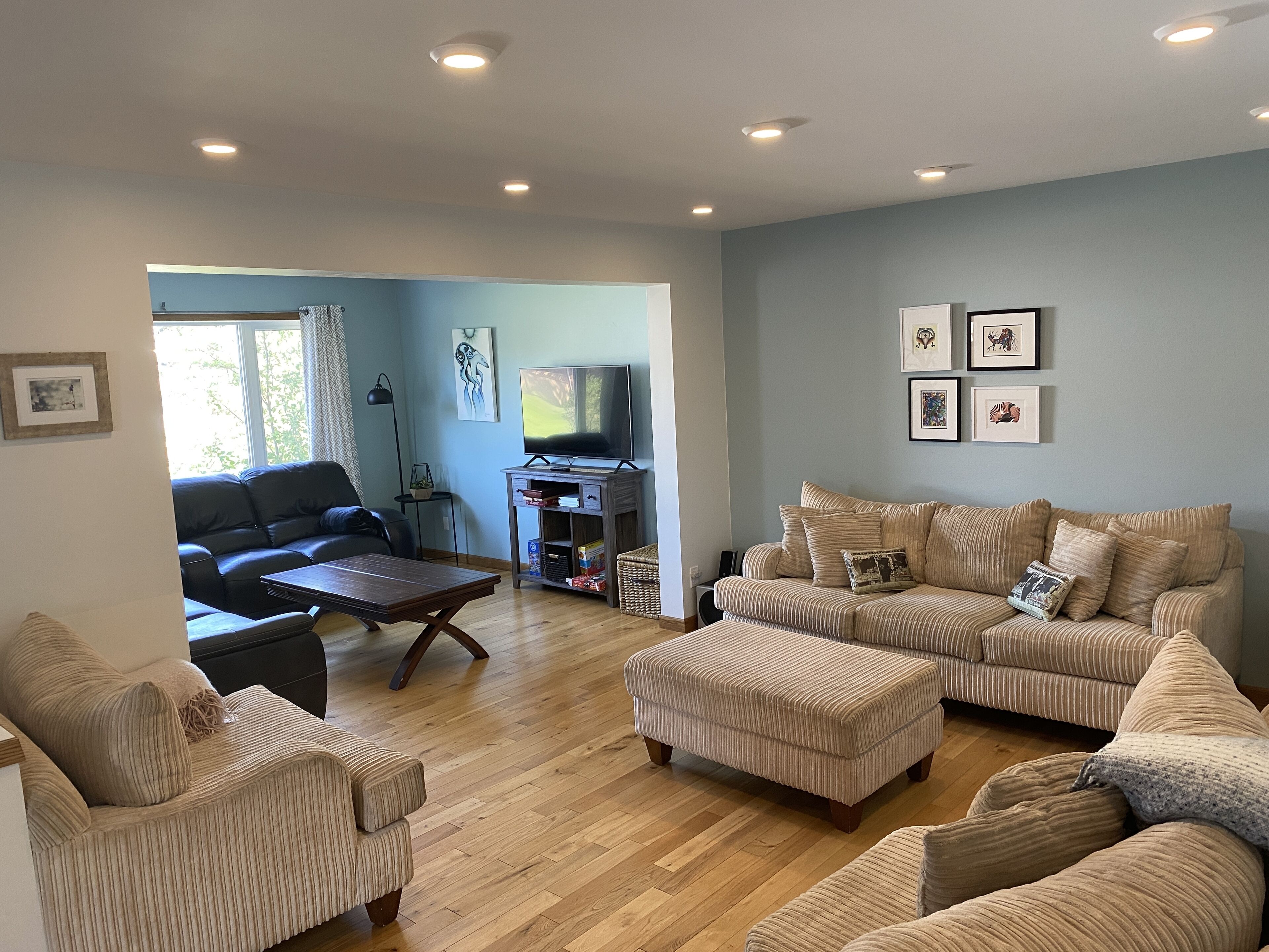 TV connectée, cheminée, livres, chaîne hi-fi