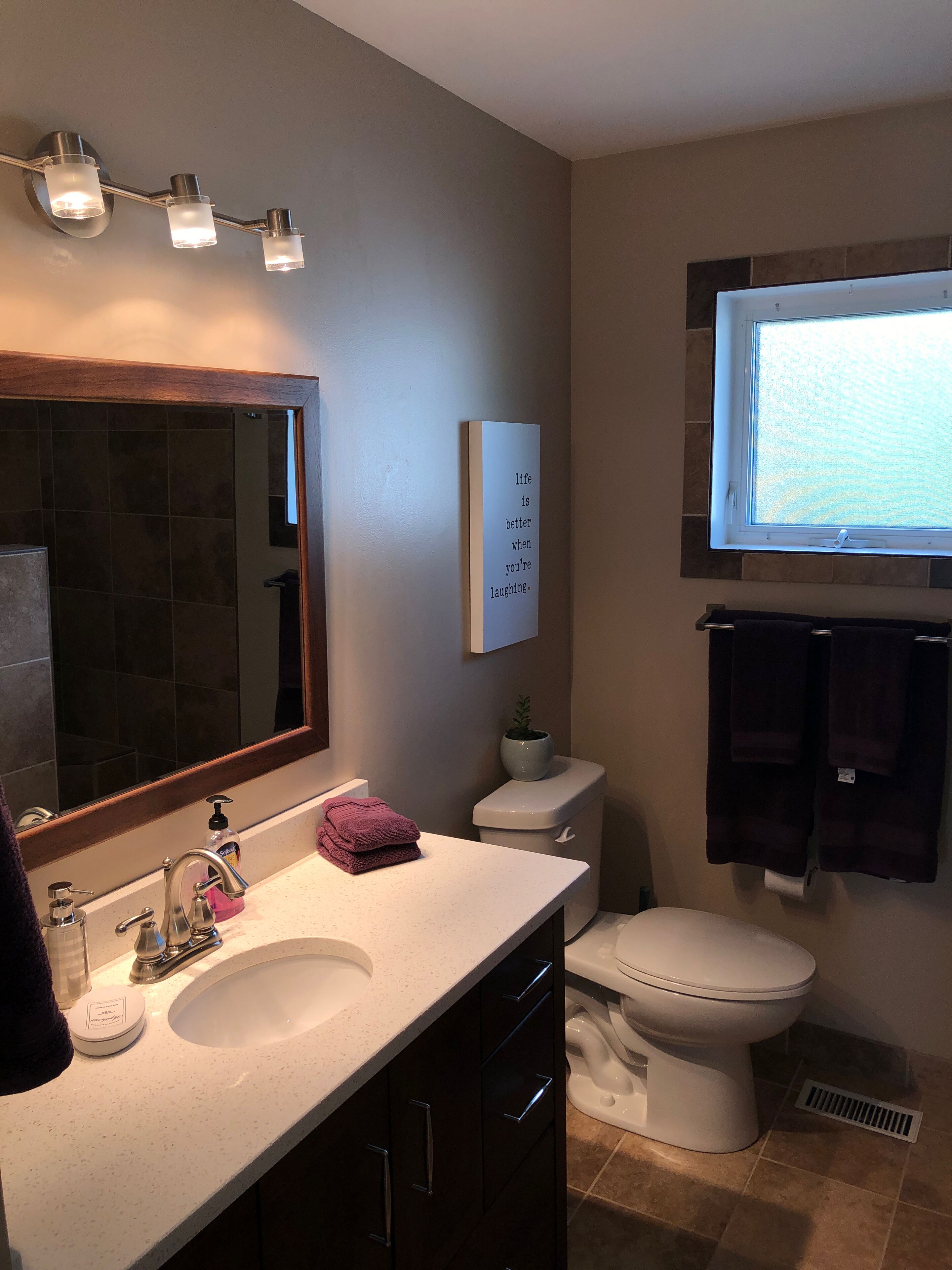 Suihkun ja ammeen yhdistelmä, hiustenkuivaaja, pyyhkeet, saippua