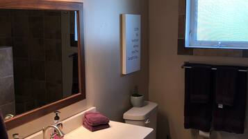 Suihkun ja ammeen yhdistelmä, hiustenkuivaaja, pyyhkeet, saippua