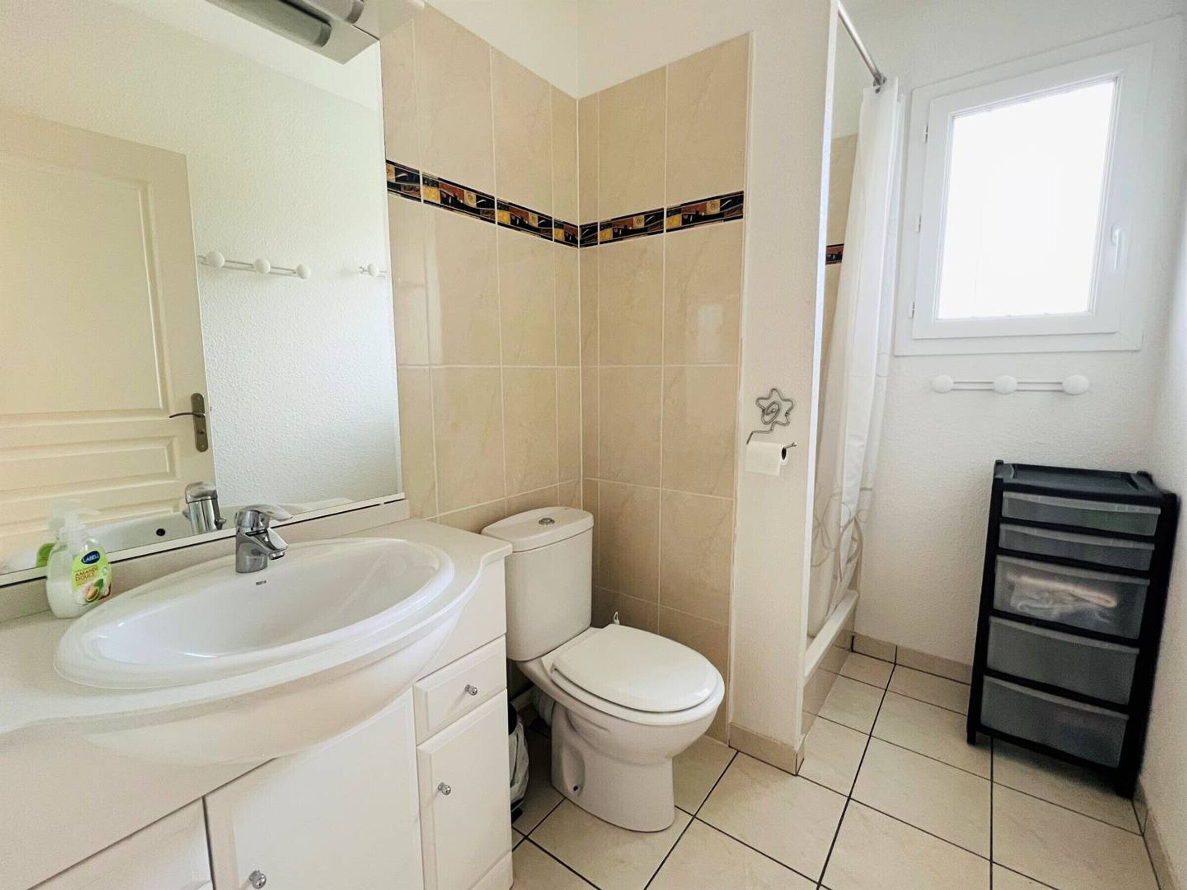 Ein Badezimmer mit Waschbecken, Toilette und Dusche.