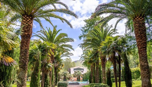 Cozy 1BR Apt in Cambo-les-Bains with Pool, Terrace, Parking & Pet-Friendly