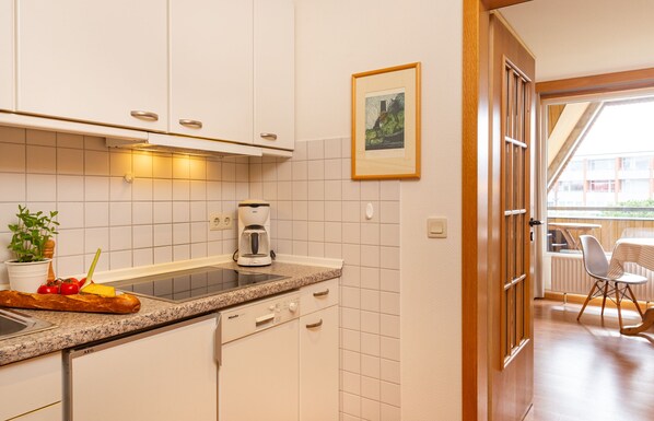 Kühlschrank, Herdplatte, Geschirrspüler