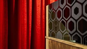 Una ventana con marco de madera y un diseño de vidrio con motivos geométricos.