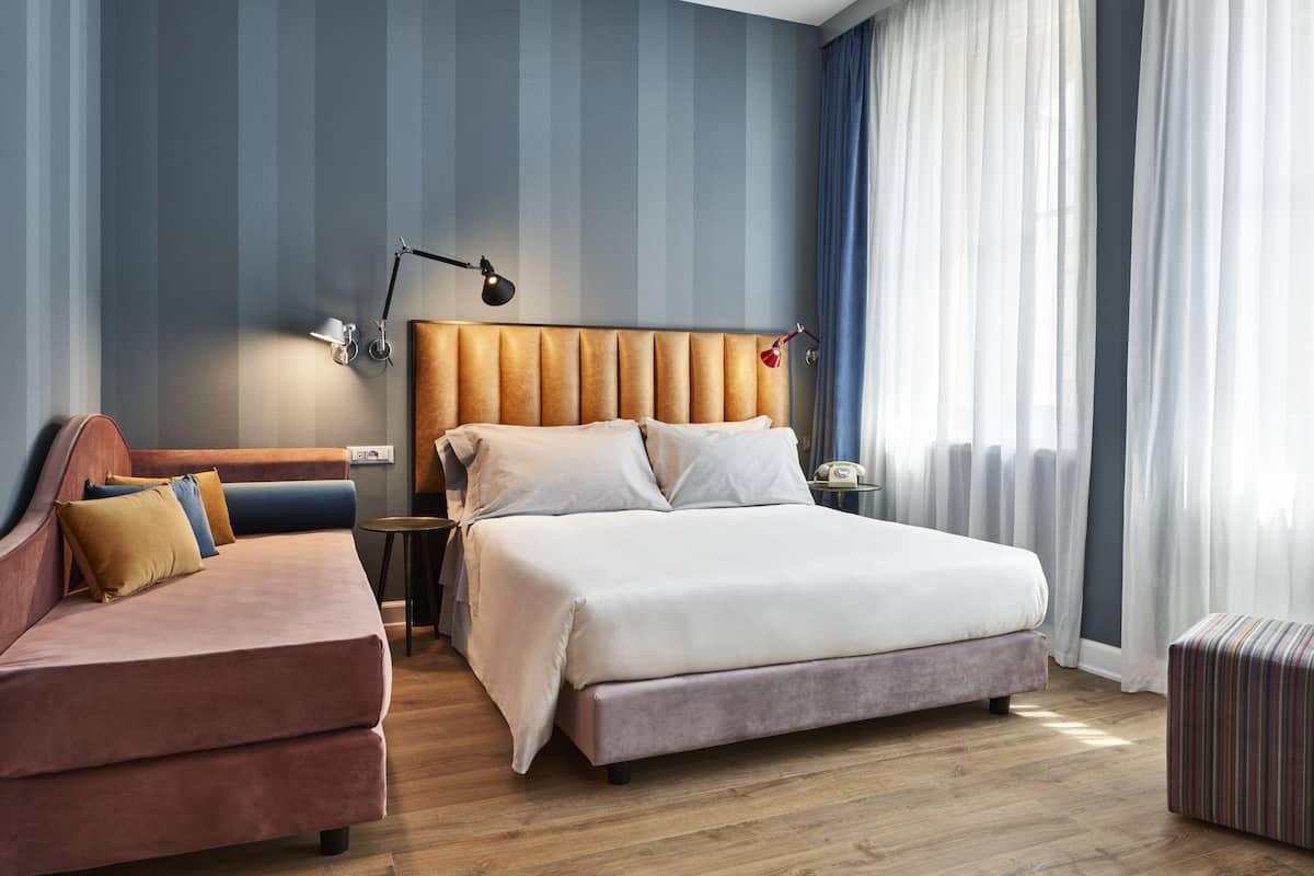 Junior Triple Room (Modernist L)