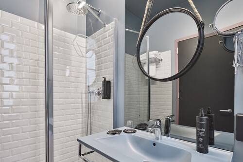 Superior Triple Room (Modernist M) | Bathroom