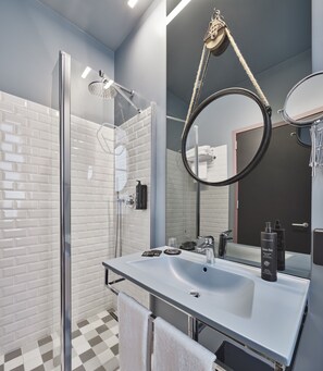 Superior Triple Room (Modernist M) | Bathroom | Shower, rainfall showerhead, slippers, bidet - The Modernist Hotel (Trieste)
