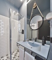 Ducha, cabezal de ducha tipo lluvia, pantuflas, bidet