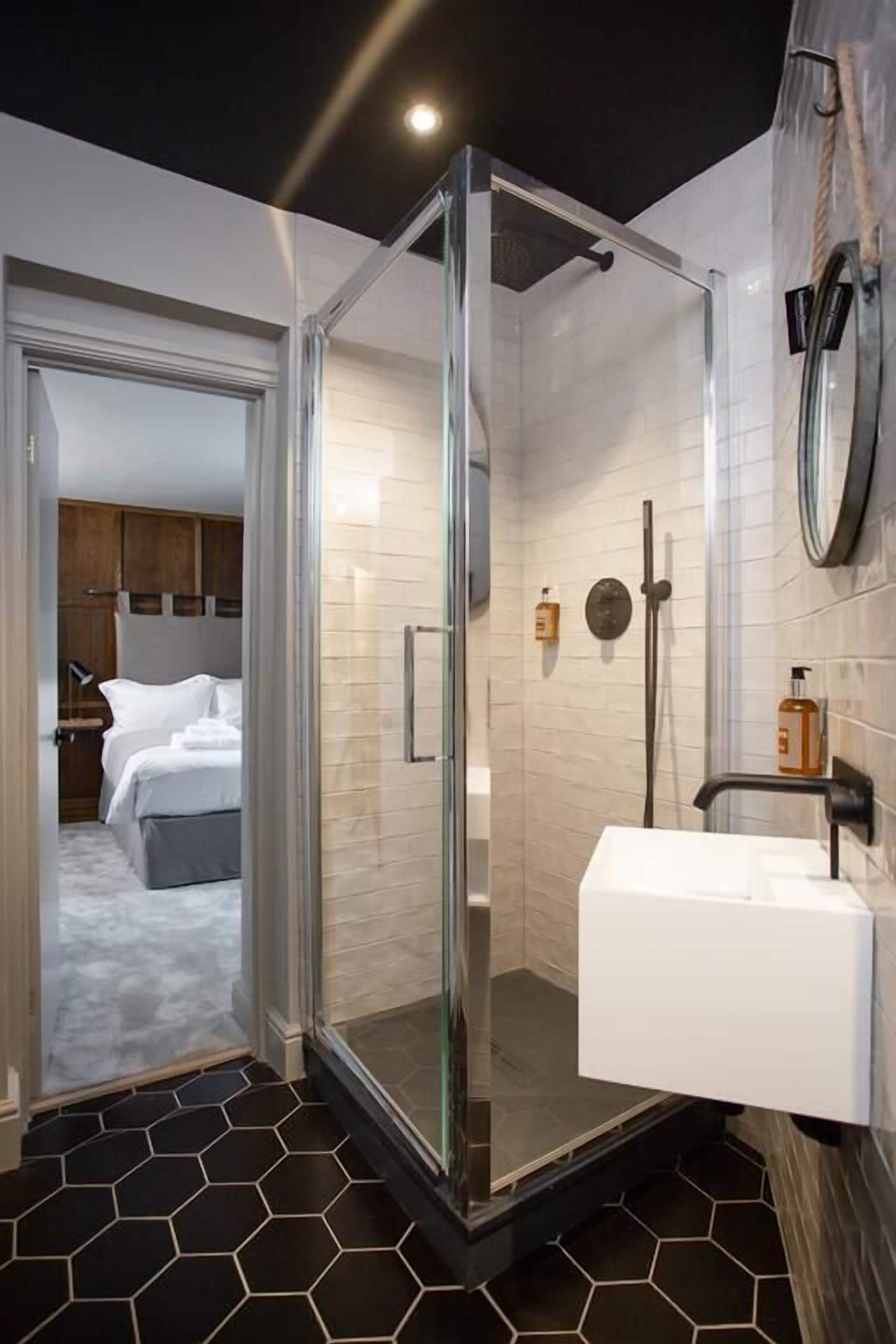 Deluxe Double Room | Bathroom | Shower, rainfall showerhead, free toiletries, hair dryer