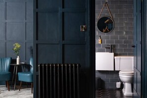 Chambre classique, 1 grand lit | Salle de bain | Douche, douche cascade, articles de toilette (gratuits)