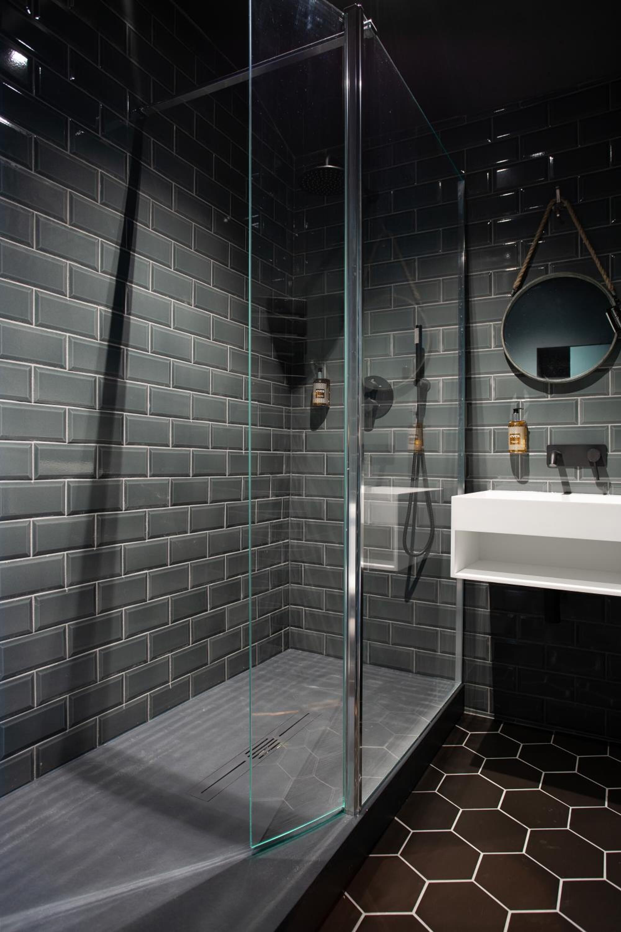 Dusche, Regendusche, kostenlose Toilettenartikel, Haartrockner