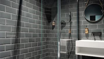 Dusche, Regendusche, kostenlose Toilettenartikel, Haartrockner