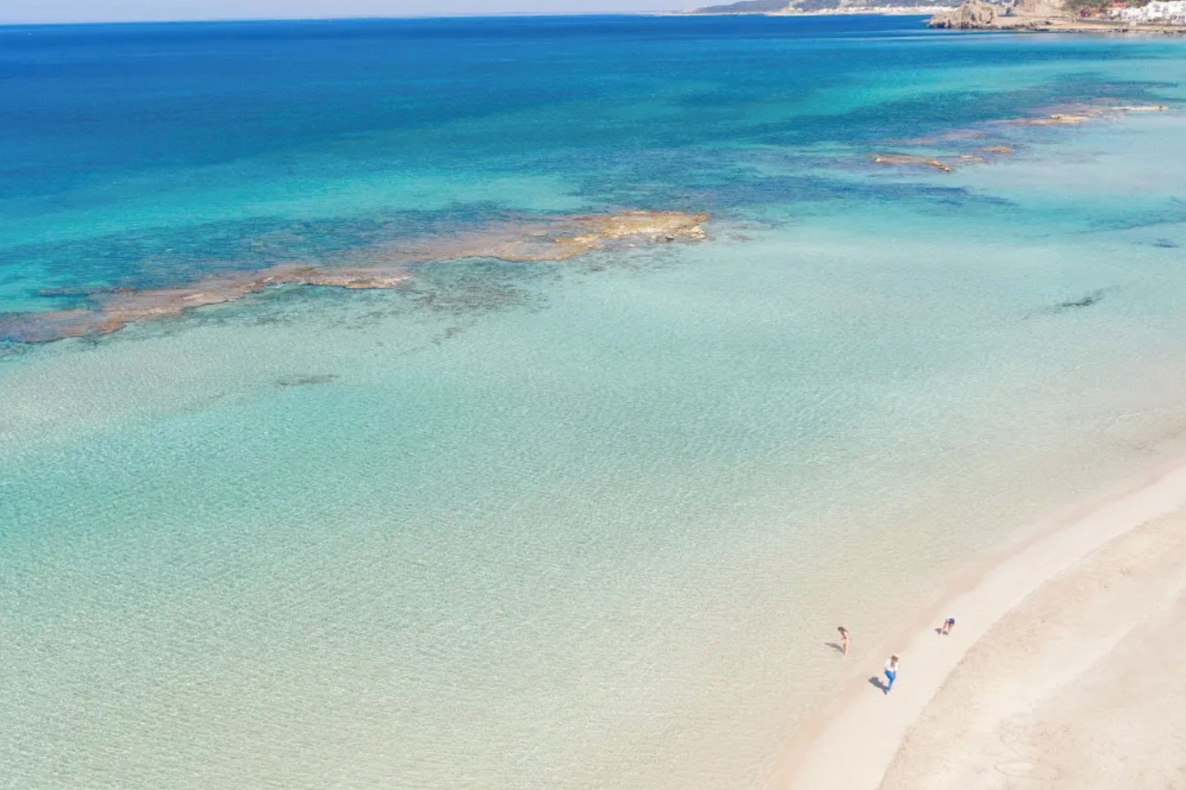 In Strandnähe, Shuttle zum Strand, Liegestühle, Sonnenschirme