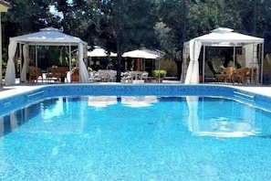 Seasonal outdoor pool, pool umbrellas, sun loungers