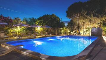 Außenpool (je nach Saison geöffnet), Sonnenschirme, Liegestühle