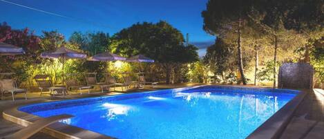 Piscine extérieure (ouverte en saison), parasols de plage