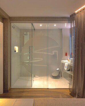 Een douche, een hydromassagedouche, designer toiletartikelen