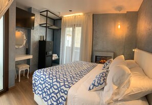 Premium bedding, down comforters, memory foam beds, free minibar items - Mamma Mia Hotel Boutique (Tossa de Mar)