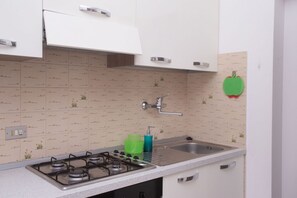 Fridge, oven, dining tables - M200 - Marcelli, new two-room apartment 200mt from the sea (Marcelli)