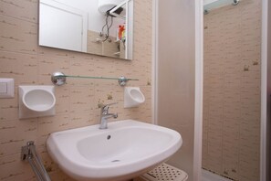 Douche, bidet, serviettes fournies
