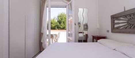 1 bedroom, bed sheets