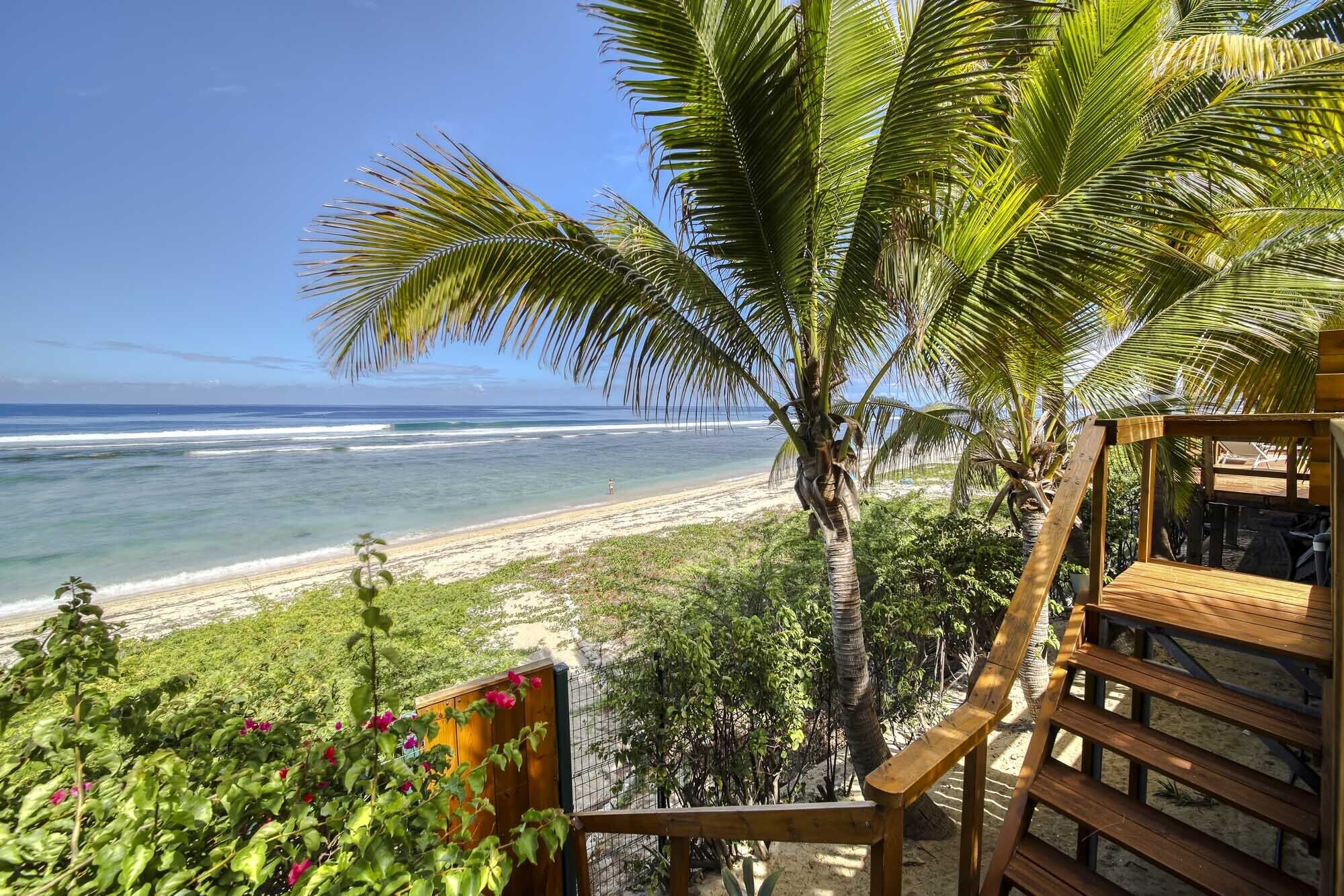 Sur la plage, chaise longue