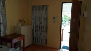 Economy-Studio | Schreibtisch, Zustellbetten, kostenloses WLAN, Bettwäsche