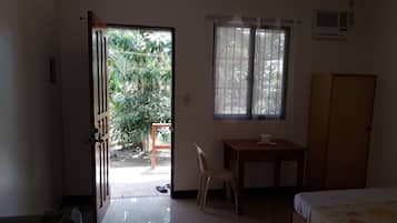 Habitación (Gardenview Room 5) | Escritorio, camas extra, wifi gratis y ropa de cama