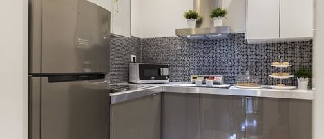Microwave, coffee/tea maker, electric kettle