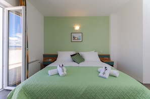 Basic-Vierbettzimmer, Meerblick | Schreibtisch, Bügeleisen/Bügelbrett, kostenloses WLAN