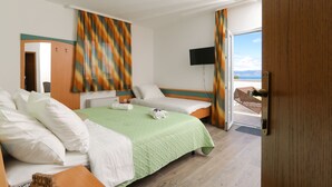 Une chambre d’hôtel avec un lit, une télévision et une vue sur l’extérieur.