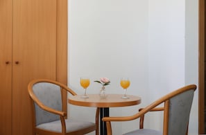 Basic Triple Room, Courtyard View | Living area