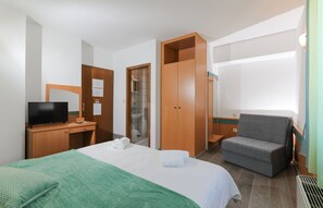 Quarto casal básico, vista para o pátio | Escrivaninha, ferros/tábuas de passar roupa, Wi-Fi de cortesia