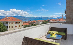 Quarto triplo básico, vista para o mar | Sacada