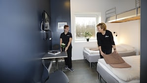 A modern room with a desk, a bed, and a window. - ICV SleepWell (Vra)