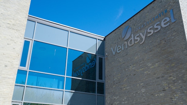 A building with a sign reading "Vendsyssel" and "Idrætsscenter". - ICV SleepWell (Vra)