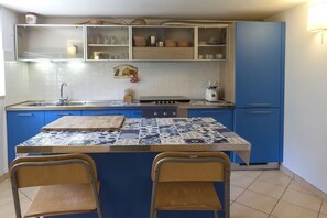 Frigorífic, forn i una taula de menjador 