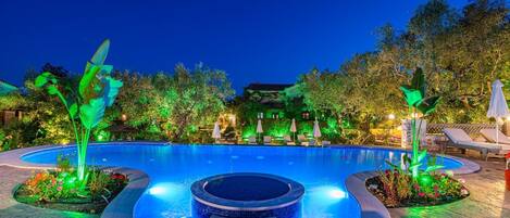 Una piscina al aire libre de temporada (de 08:00 a 10:00), tumbonas