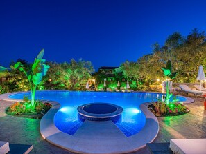 Außenpool (je nach Saison geöffnet), Liegestühle