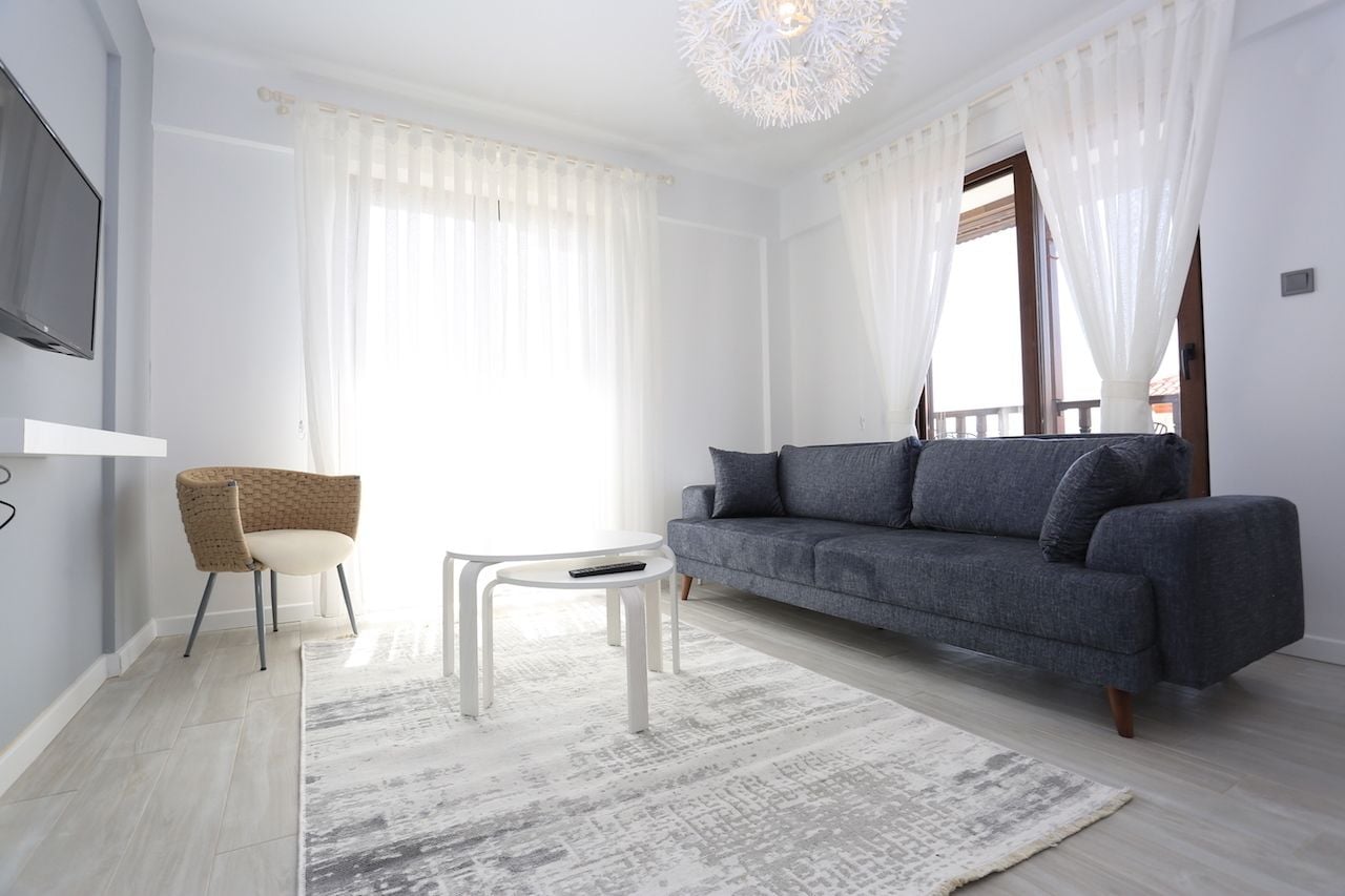 Departamento romántico, 2 habitaciones, cocina, vista al mar | Sala de estar | Televisión LED de 82 cm con canales vía satélite y televisión 